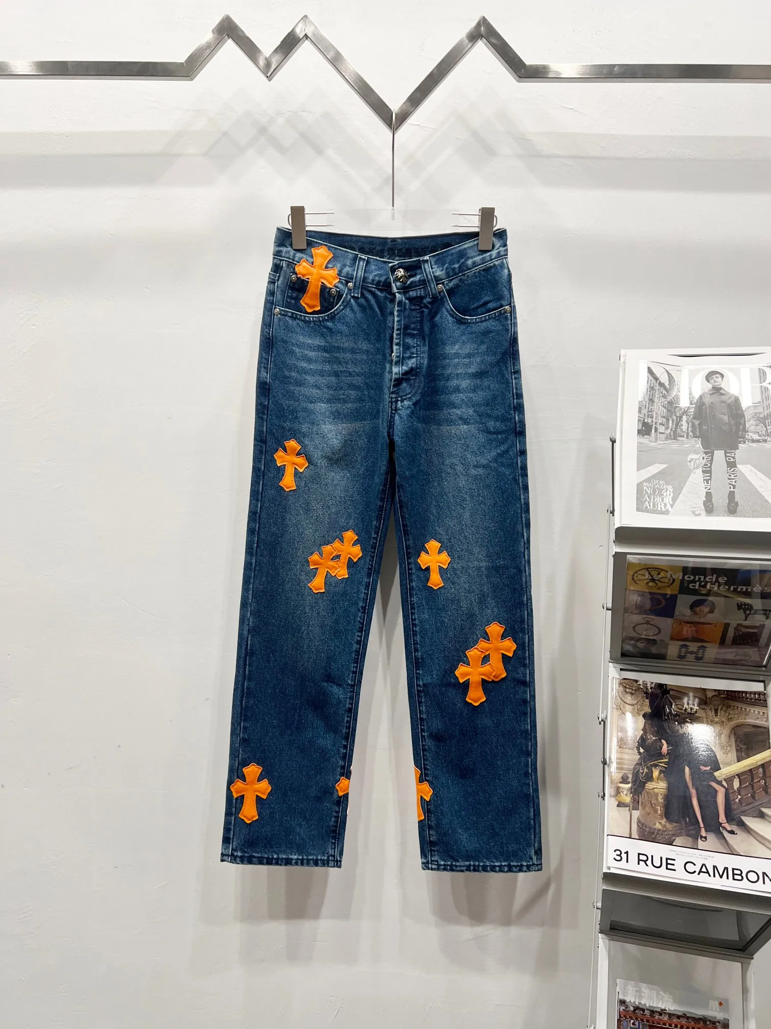 P260 Style Number: (c025) Chrome Heart & Chrome Heart Blue Pants Orange Peel Metal Cross Patch Leather Jeans ChromeHearts# Design Jeans Invincible Texture Ceiling-Level Jeans Hard to Find at the Counter‼ ️ Cross patchwork leather jeans, top-notch heavy-duty washing process, calfskin laser-cut cross, distressed silver hardware, straight version to make the upper body slimmer, that lesbian style Color: blue Size: 28-30-32-34-36